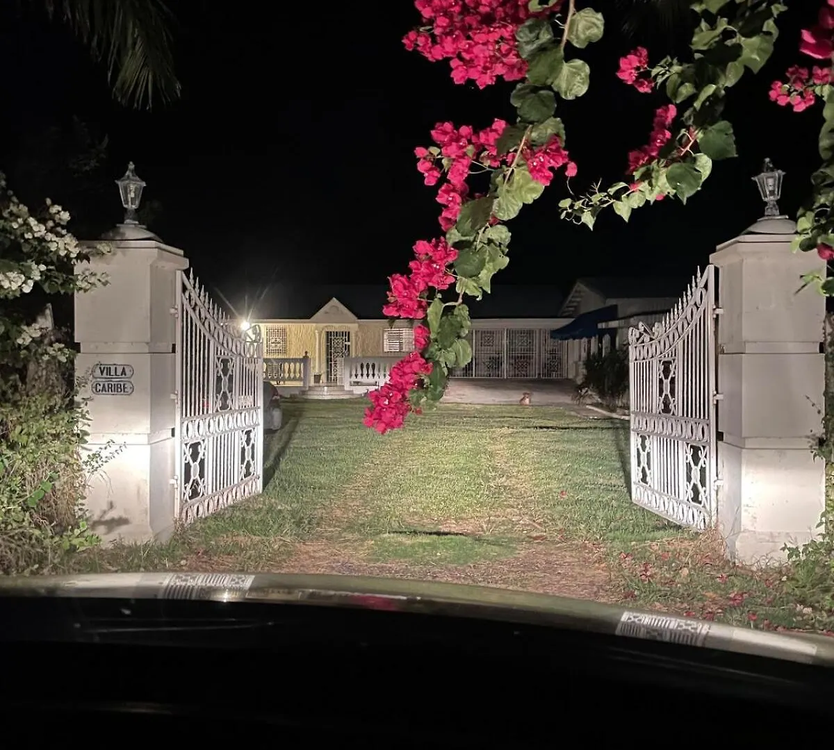 Charming 5-Bedroom Rustic Villa Steps From A Private Beach Lucea 0*,