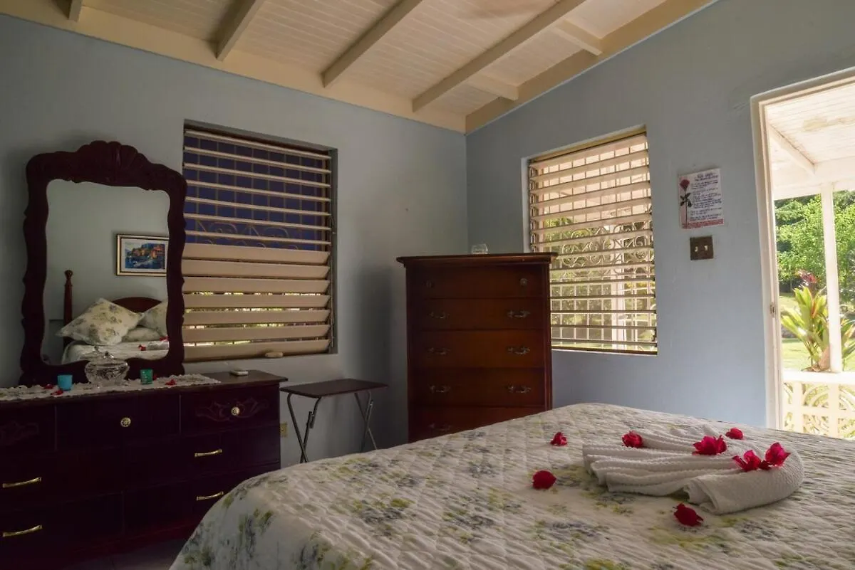 Charming 5-Bedroom Rustic Villa Steps From A Private Beach Lucea 0*,